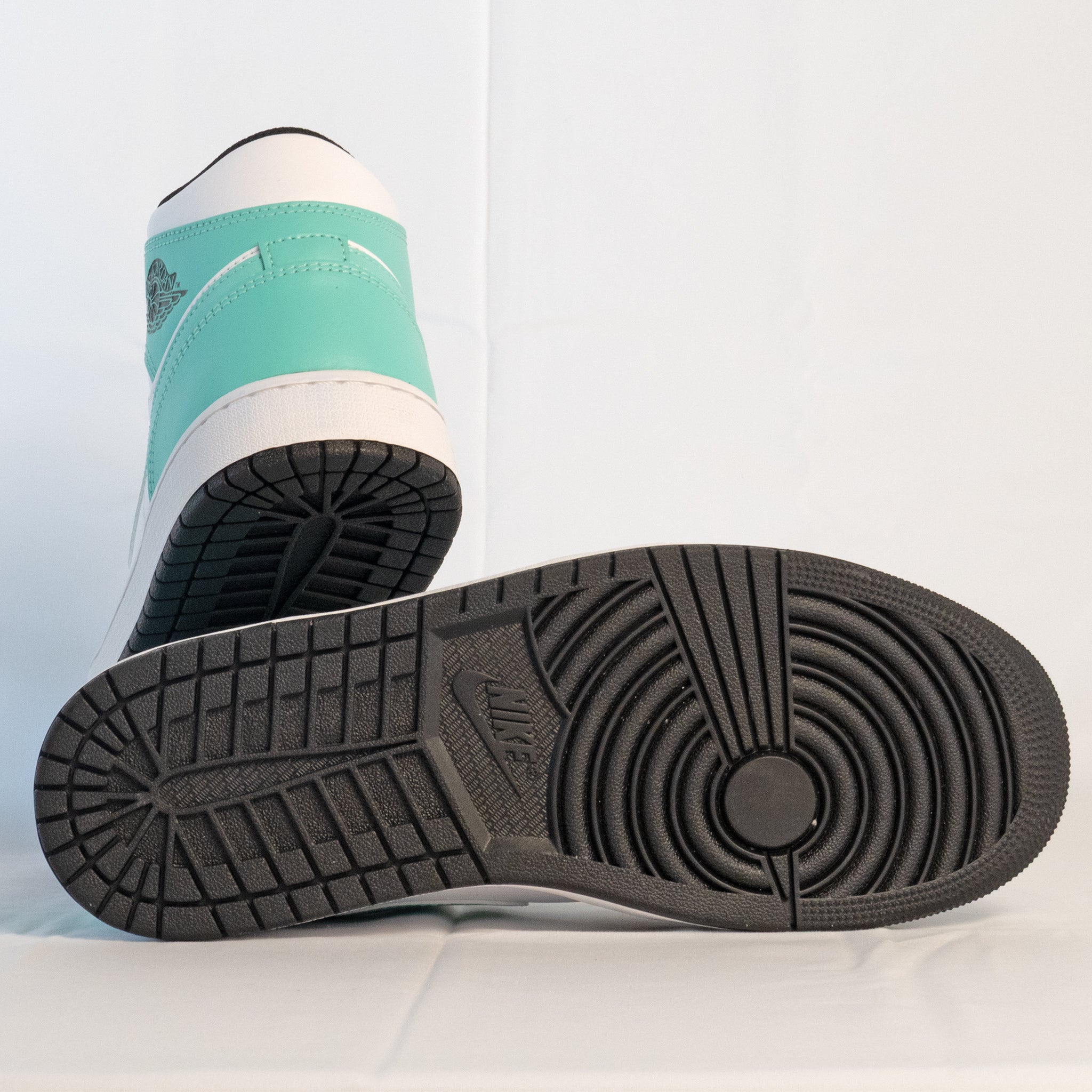 Air Jordan 1 Mid Island Green - 554724 - 132 - Men's and Women's Sneakers > Sneakers > Jordan 1 > Mid - Top Sneakers