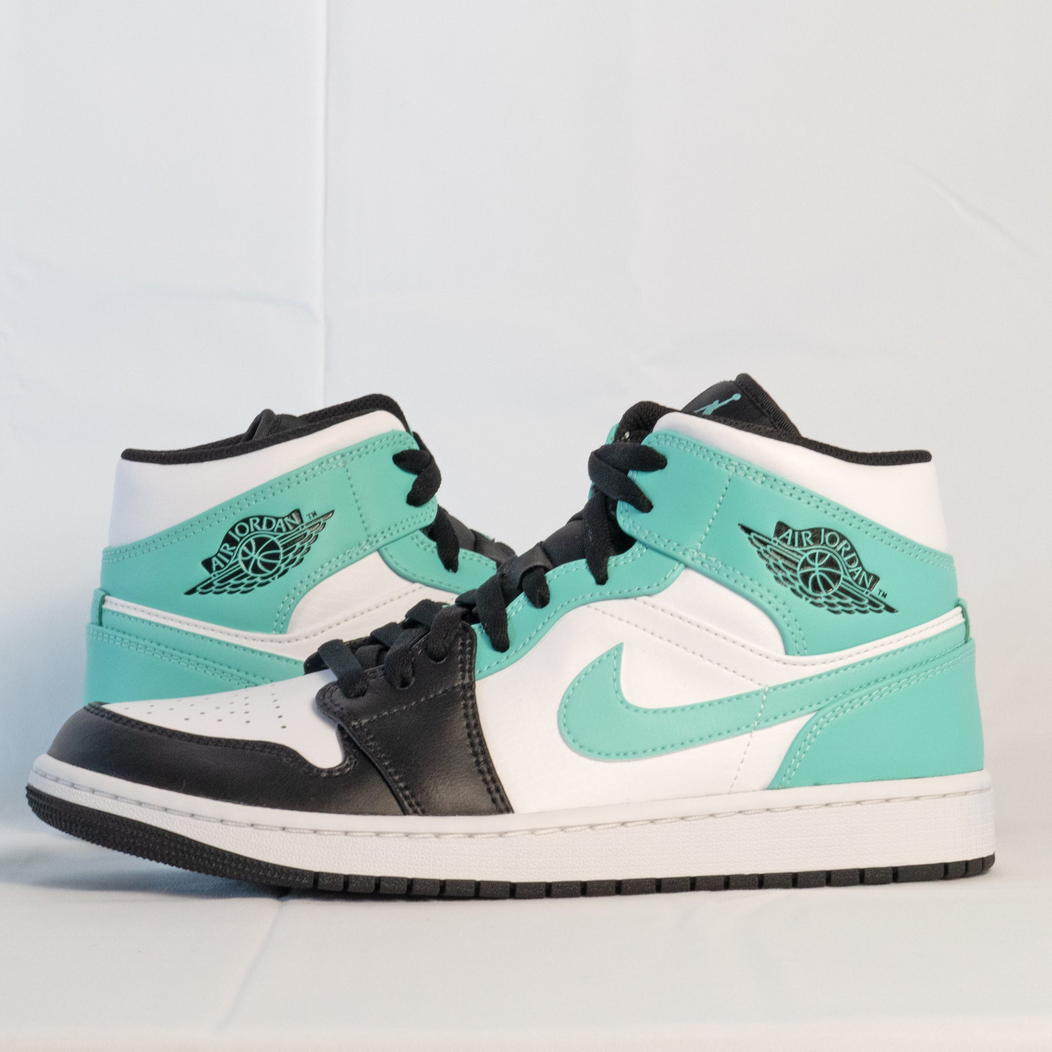 Air Jordan 1 Mid Island Green - 554724 - 132 - Men's and Women's Sneakers > Sneakers > Jordan 1 > Mid - Top Sneakers