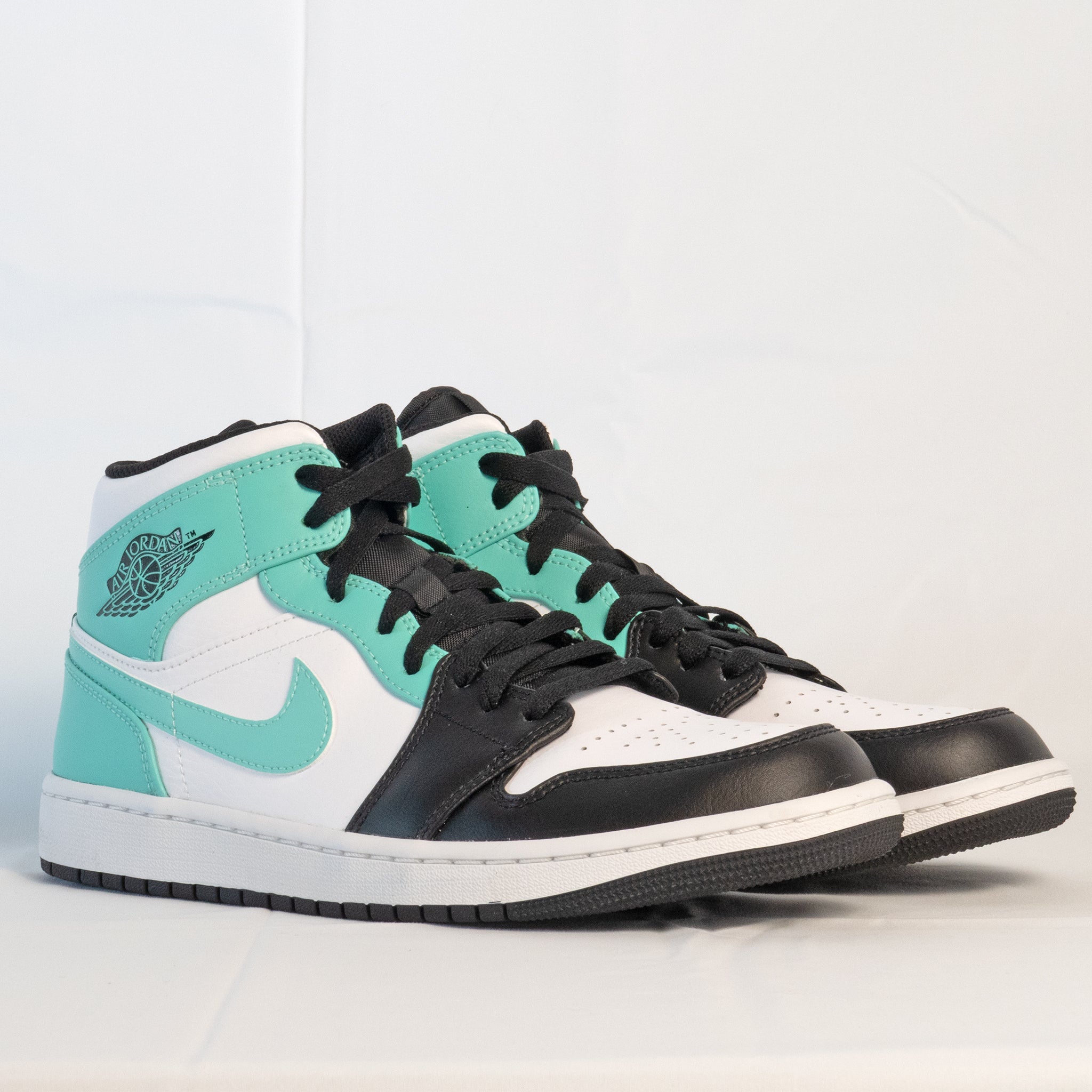 Air Jordan 1 Mid Island Green - 554724 - 132 - Men's and Women's Sneakers > Sneakers > Jordan 1 > Mid - Top Sneakers