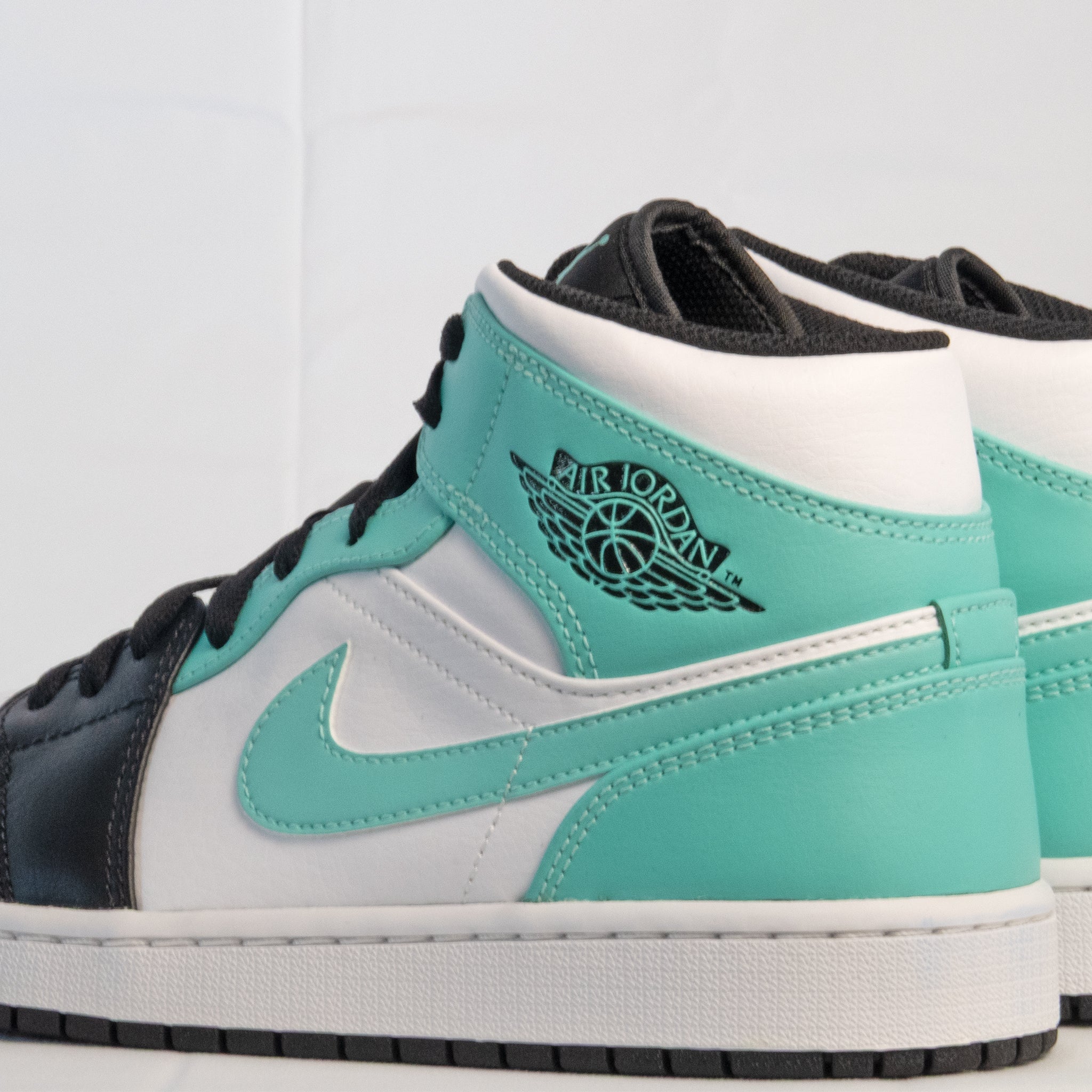 Air Jordan 1 Mid Island Green - 554724 - 132 - Men's and Women's Sneakers > Sneakers > Jordan 1 > Mid - Top Sneakers