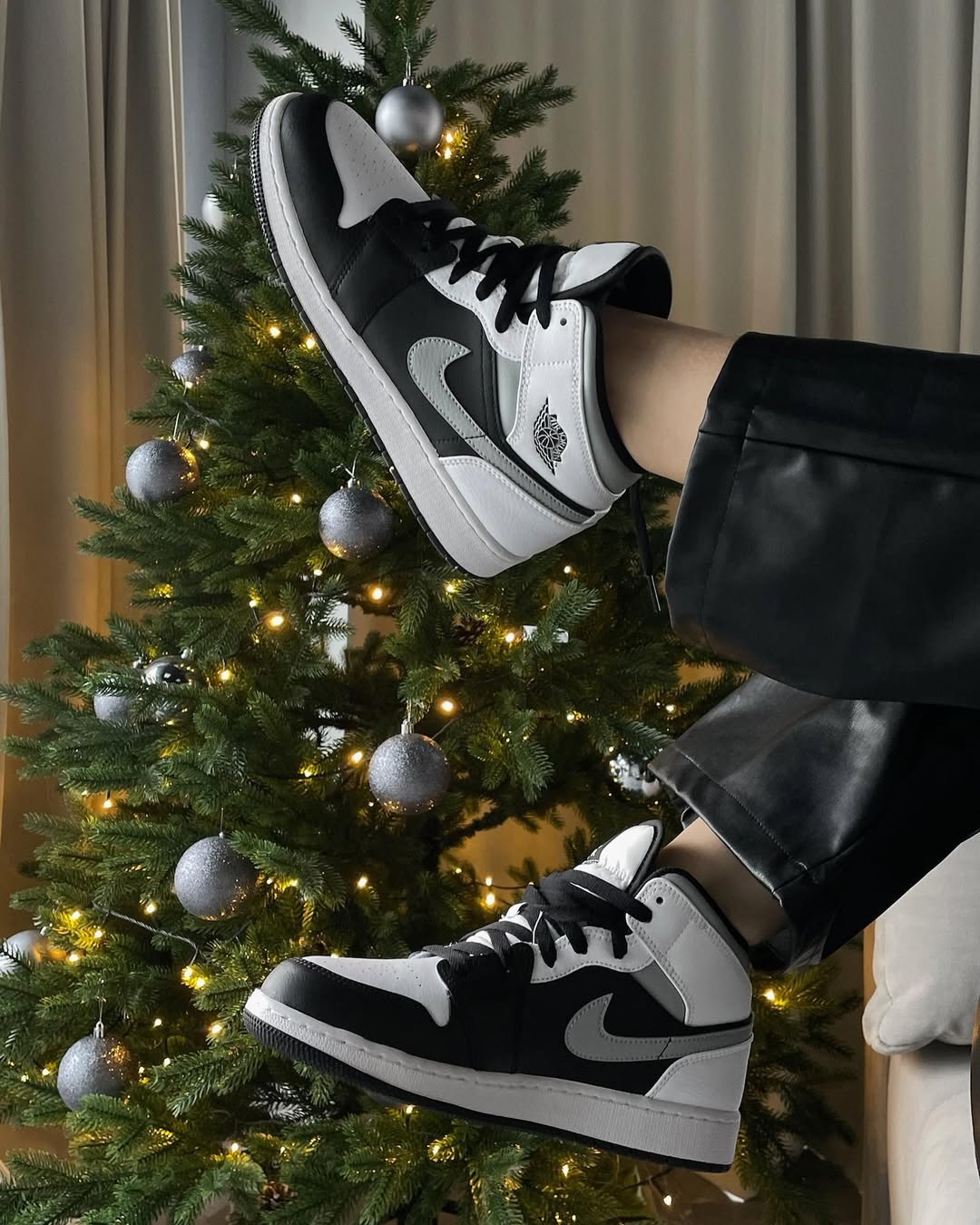Air Jordan 1 Mid White Shadow - 554724 - 073 - Men's and Women's Sneakers > Sneakers > Jordan 1 > Mid - Top Sneakers