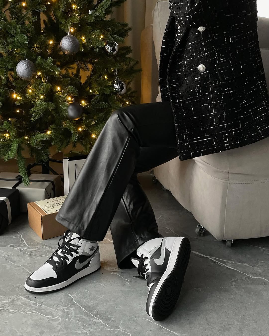 Air Jordan 1 Mid White Shadow - 554724 - 073 - Men's and Women's Sneakers > Sneakers > Jordan 1 > Mid - Top Sneakers