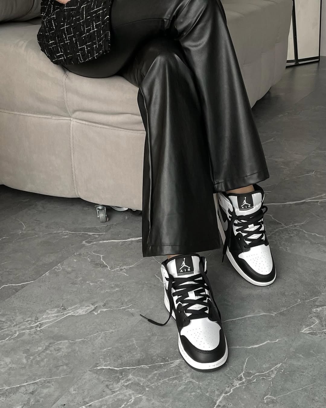 Air Jordan 1 Mid White Shadow - 554724 - 073 - Men's and Women's Sneakers > Sneakers > Jordan 1 > Mid - Top Sneakers