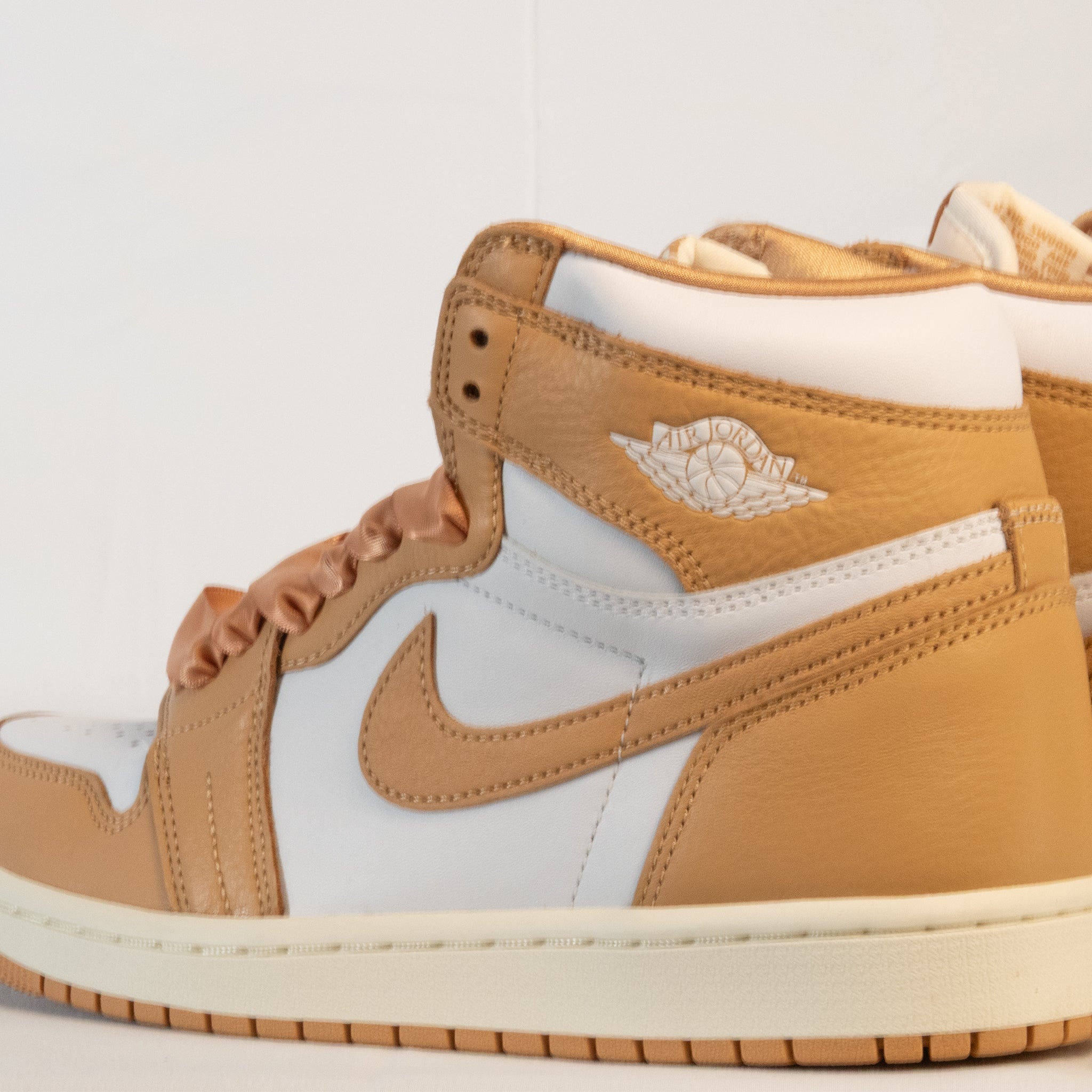Jordan 1 High "Praline" (W) - FN6622 - 201 - Men's and Women's Sneakers > Sneakers > Jordan 1 > High - Top Sneakers