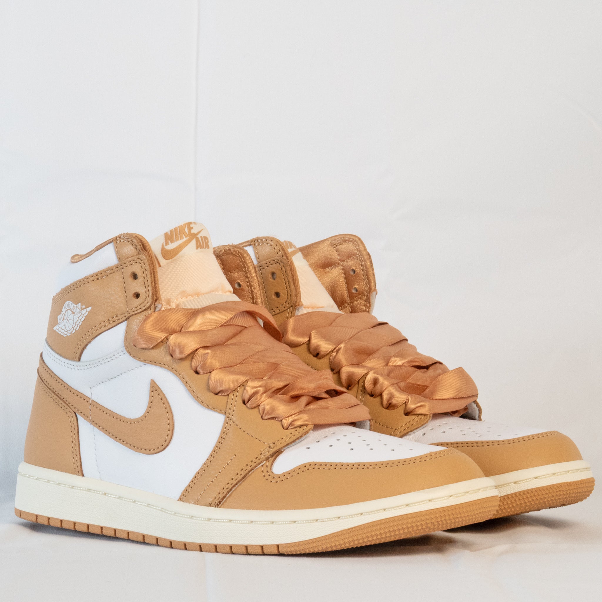 Jordan 1 High "Praline" (W) - FN6622 - 201 - Men's and Women's Sneakers > Sneakers > Jordan 1 > High - Top Sneakers