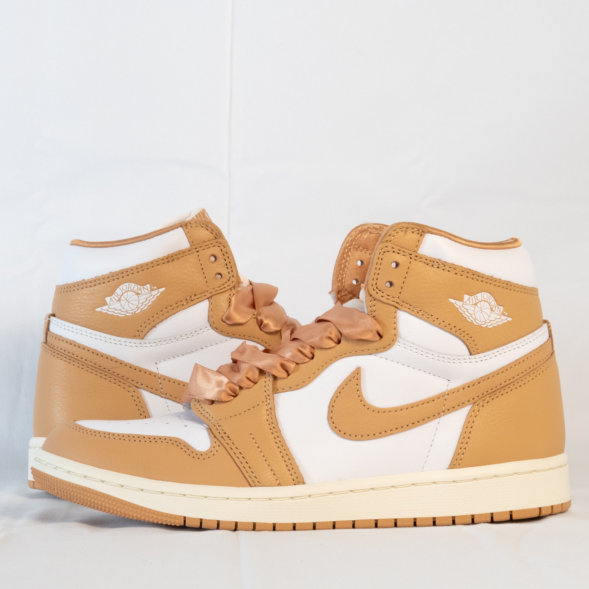 Jordan 1 High "Praline" (W) - FN6622 - 201 - Men's and Women's Sneakers > Sneakers > Jordan 1 > High - Top Sneakers