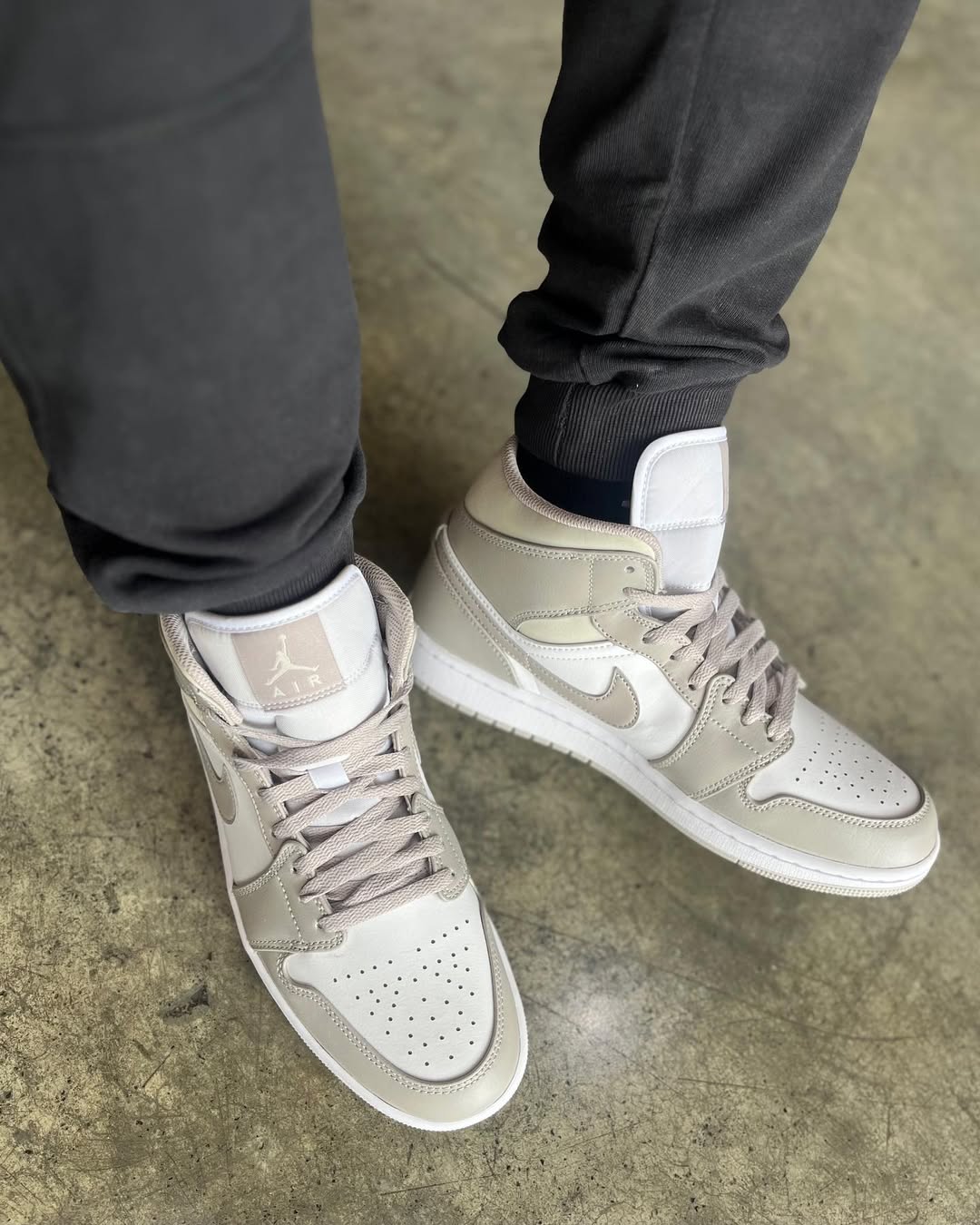 Jordan 1 Mid "Linen" - 554724 - 082 - Men's and Women's Sneakers > Sneakers > Jordan 1 > Mid - Top Sneakers