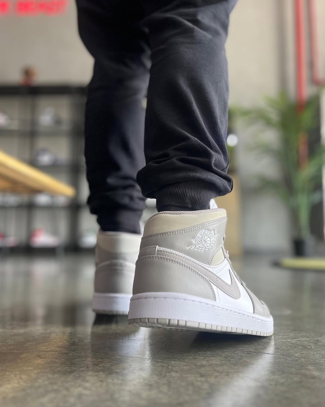 Jordan 1 Mid "Linen" - 554724 - 082 - Men's and Women's Sneakers > Sneakers > Jordan 1 > Mid - Top Sneakers