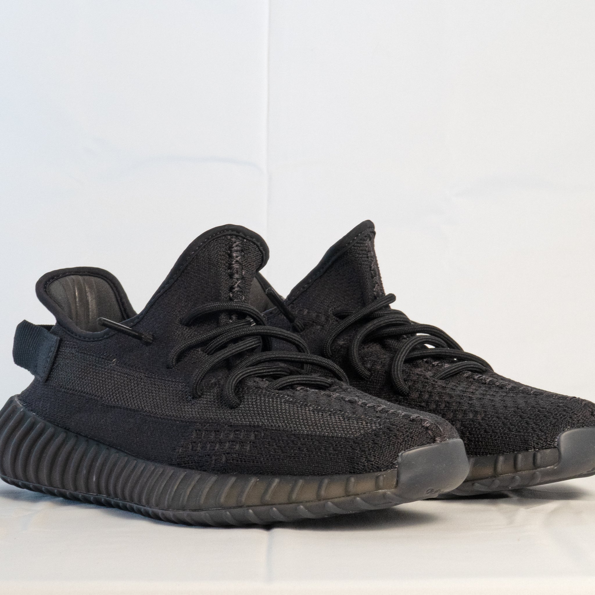 Yeezy Boost 350 V2 Onyx - HQ4540 - Men's and Women's Sneakers > Sneakers > Yeezy 350 > Low - Top Sneakers