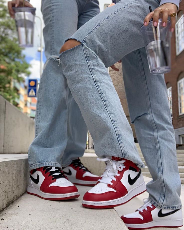 Air Jordan 1 Mid Chicago White - 554724 - 173 - Men's and Women's Sneakers > Sneakers > Jordan 1 > Mid - Top Sneakers