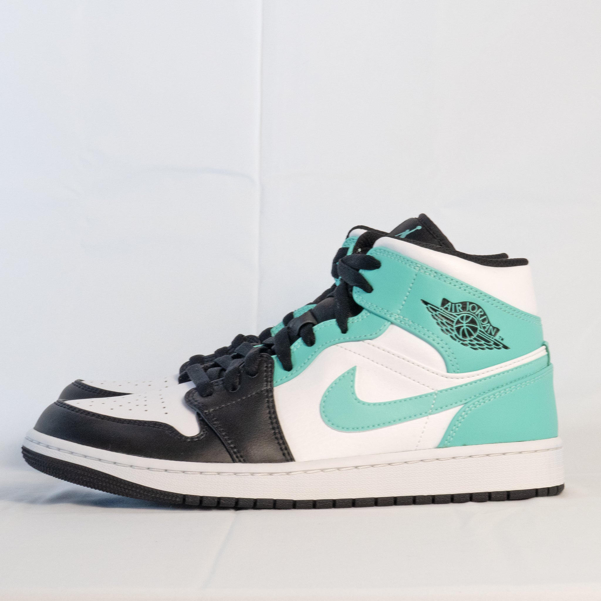 Air Jordan 1 Mid Island Green - 554724 - 132 - Men's and Women's Sneakers > Sneakers > Jordan 1 > Mid - Top Sneakers