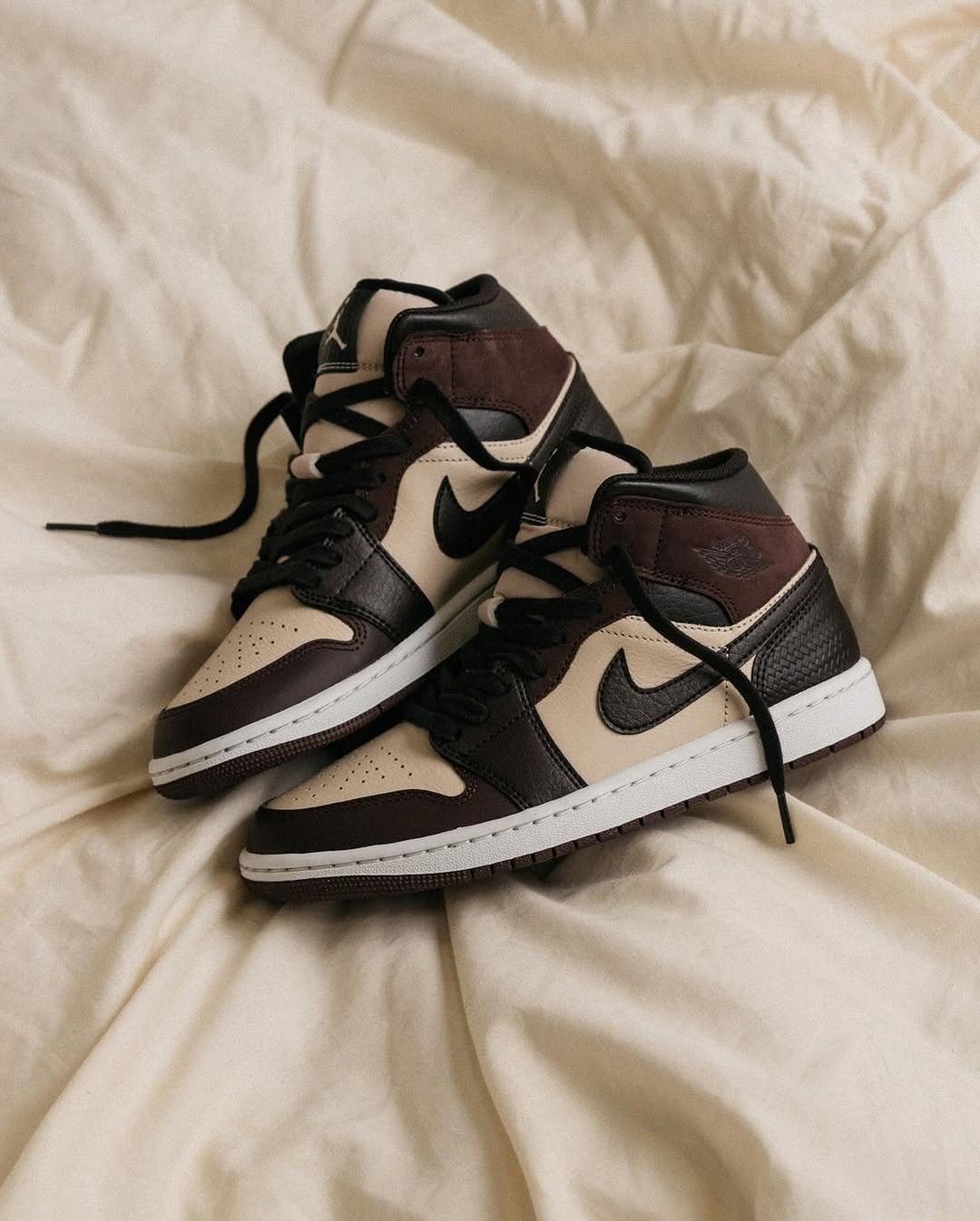 Air Jordan 1 Mid SE Paris YMCA - FZ4359 - 200 - Men's and Women's Sneakers > Sneakers > Jordan 1 > Mid - Top Sneakers